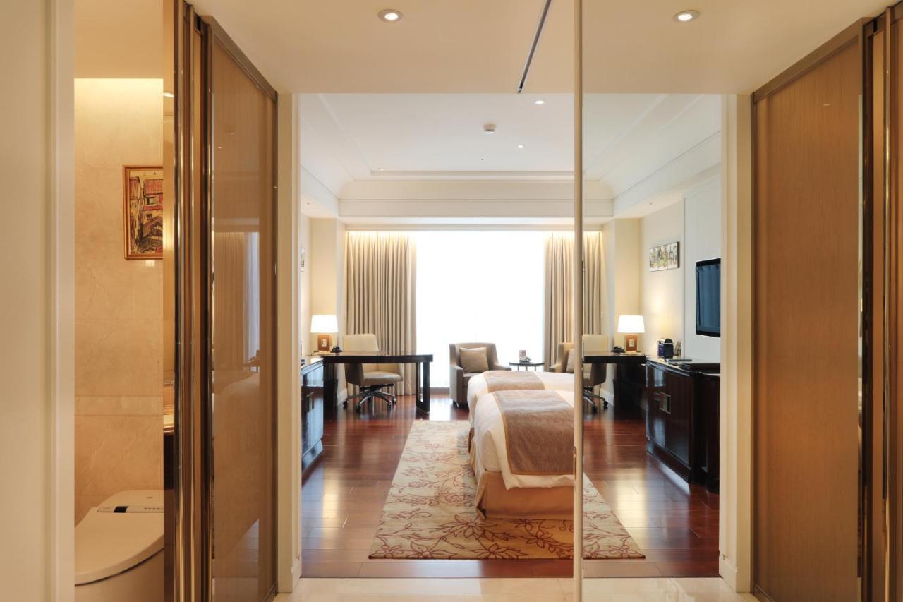 Hotel The Okura Prestige Taipeh Exterior foto A suite at the Mandarin Oriental, Munich