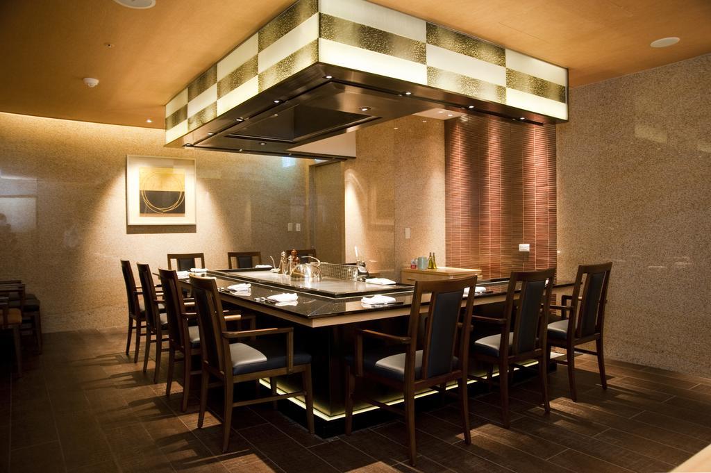 Hotel The Okura Prestige Taipeh Exterior foto A restaurant in the hotel