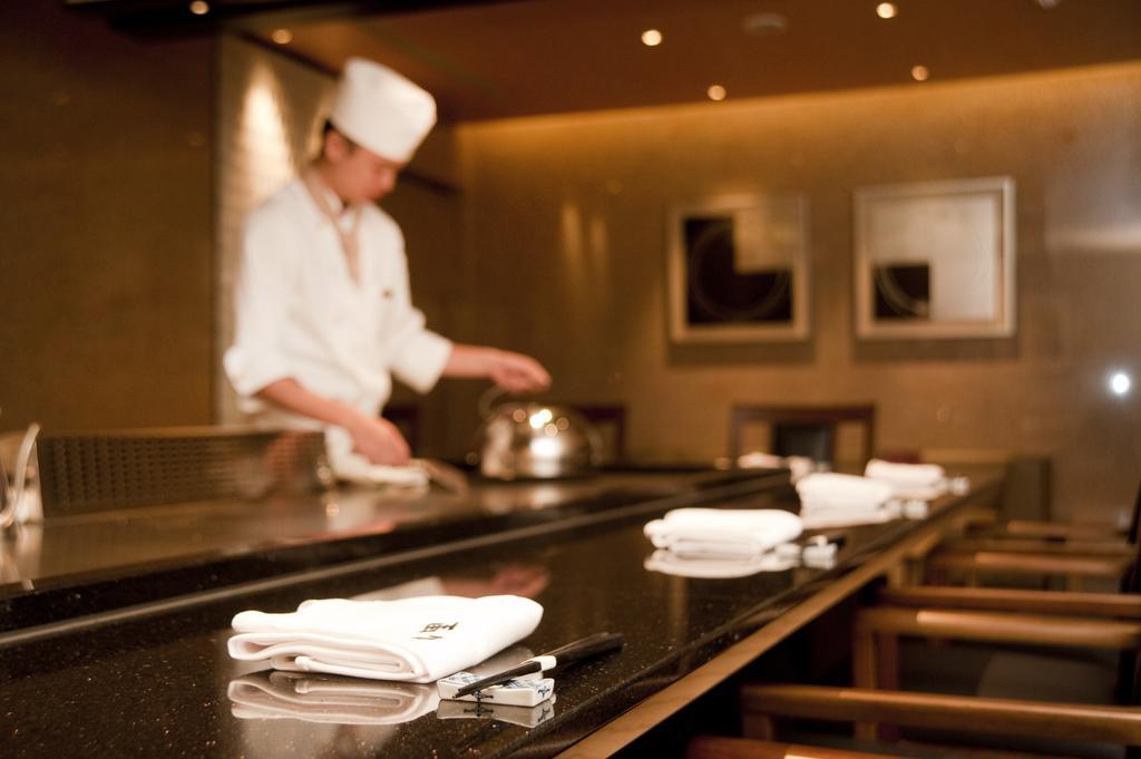 Hotel The Okura Prestige Taipeh Exterior foto A chef at work