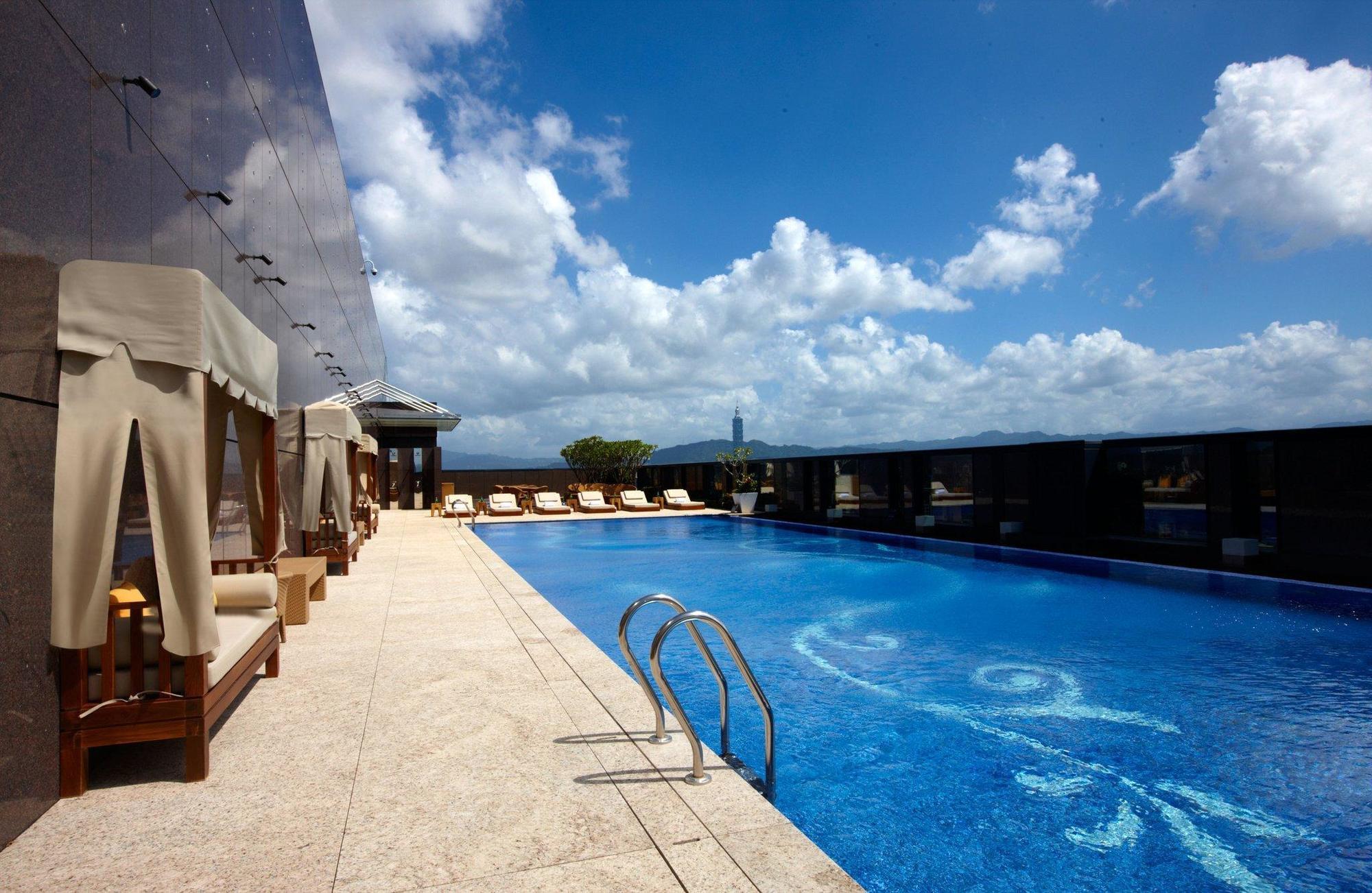 Hotel The Okura Prestige Taipeh Exterior foto The pool at the 39th floor
