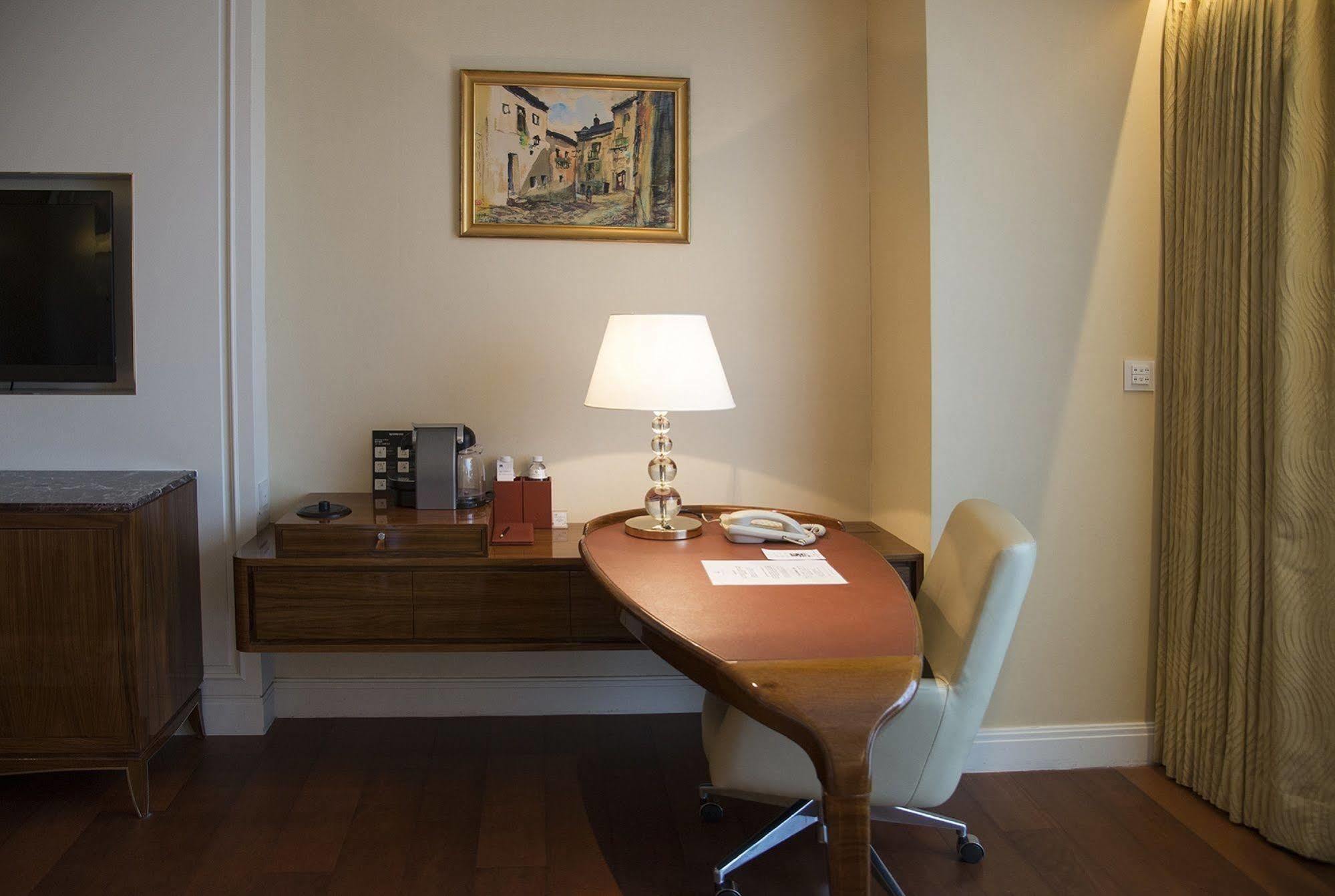 Hotel The Okura Prestige Taipeh Exterior foto A desk in a hotel room