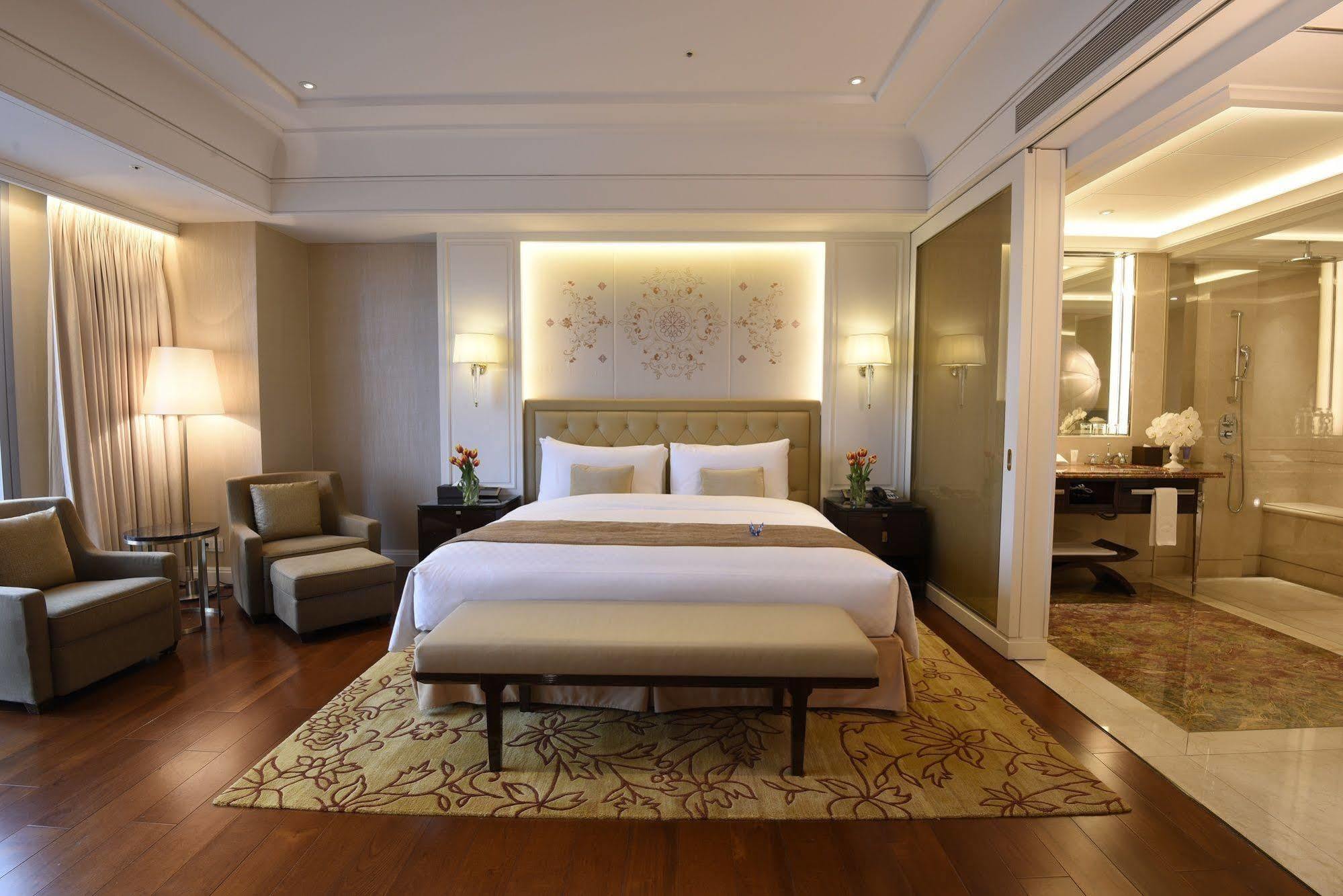 Hotel The Okura Prestige Taipeh Exterior foto A bedroom at the Taj Mahal Palace